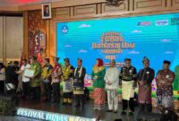 Bupati Asahan saat berdiri sebagai penerima penghargaan di Festival Tunas Bahasa Ibu Nasional (FBIN) Tahun 2025 di Depok, Jawa Barat. Senin, (26/05/2025)