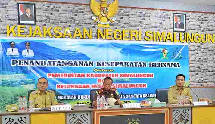 Bupati Simalungun dan Kajari Tandatangani Nota Kesepakatan Bersama untuk Tingkatkan Sinergisitas di Kantor Kejari Simalungun, Jl.Asahan, Kecamatan Siantar, Kabupaten Simalungun. Selasa, (27/05/2025). 