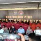 Direktur Reserse Narkoba Polda Sumut, Kombes Pol Jean Calvijn Simanjuntak didampingi Kasubbid Penmas, Kompol Siti Rohani memaparkan pengungkapan kasus narkoba di Mapolres Pematang Siantar, Jumat (2/5/2025).(dok: Jait)
