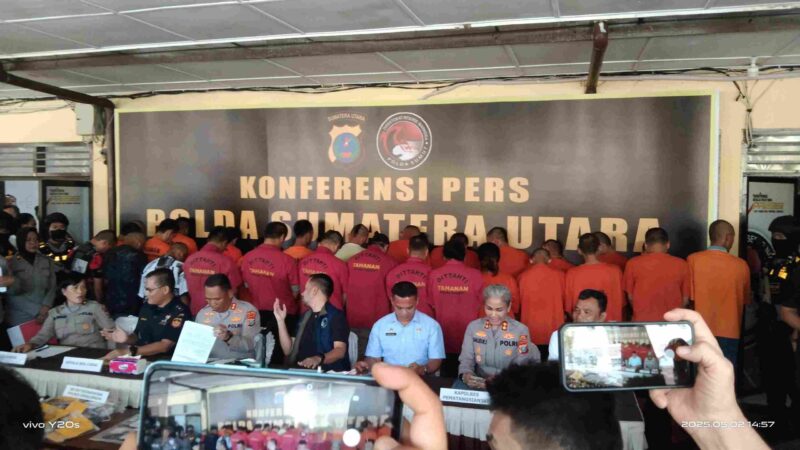 Direktur Reserse Narkoba Polda Sumut, Kombes Pol Jean Calvijn Simanjuntak didampingi Kasubbid Penmas, Kompol Siti Rohani memaparkan pengungkapan kasus narkoba di Mapolres Pematang Siantar, Jumat (2/5/2025).(dok: Jait)