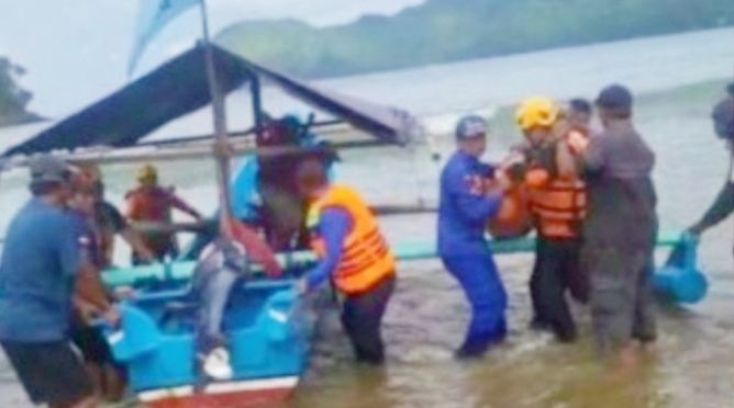 Korban Yoga Aditya (22) dievakuasi menggunakan perahu jukung oleh tim gabungan yang terdiri dari  Satpolairud Polres Malang, Malang Selatan Rescue (MSR), Pantai Selatan Rescue (PSR), dan relawan lainnya pada Senin pagi, (12/05/2025), Pukul 08.58 WIB.