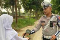 Personel Satlantas Aceh Timur menghentikan pengendara sepeda listrik dan memberi himbauan. Kamis, (22/05)