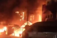 Kebakaran hebat melanda empat unit rumah toko (ruko) di Desa Tualang Baro, Kecamatan Manyak Payed, Kabupaten Aceh Tamiang, pada Minggu dini hari, 25 Mei 2025, sekitar pukul 04.15 WIB.