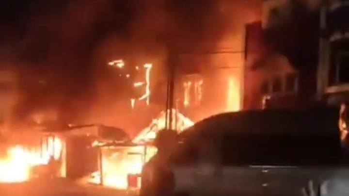 Kebakaran hebat melanda empat unit rumah toko (ruko) di Desa Tualang Baro, Kecamatan Manyak Payed, Kabupaten Aceh Tamiang, pada Minggu dini hari, 25 Mei 2025, sekitar pukul 04.15 WIB.