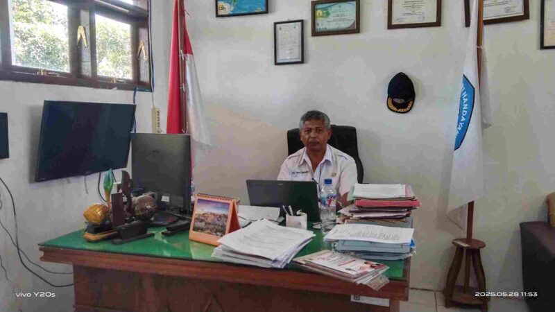 Kepala Sekolah SMAN 6 Pematangsiantar, Drs. Japatar Manullang saat ditemui di ruangannya. Rabu, (28/05/2025). 
