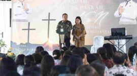 Wali Kota Pematangsiantar Wesly Silalahi, SH., M.Kn., bersama Ketua TP PKK Ny. Liswati Wesly Silalahi, mengikuti Ibadah Perayaan Paskah bersama Aparatur Sipil Negara (ASN) Pemerintah Kota Pematangsiantar di rumah dinas wali kota, Jalan MH Sitorus, Kelurahan Teladan, Kecamatan Siantar Barat, Sabtu (3/5/2025).