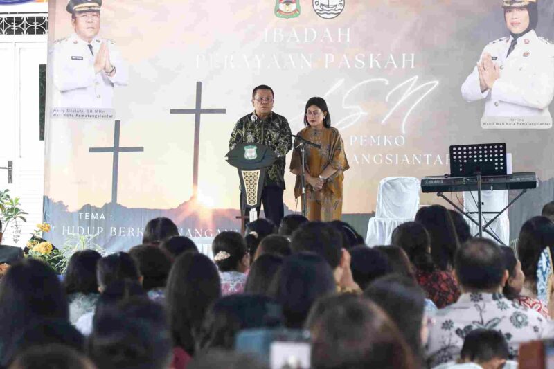 Wali Kota Pematangsiantar Wesly Silalahi, SH., M.Kn., bersama Ketua TP PKK Ny. Liswati Wesly Silalahi, mengikuti Ibadah Perayaan Paskah bersama Aparatur Sipil Negara (ASN) Pemerintah Kota Pematangsiantar di rumah dinas wali kota, Jalan MH Sitorus, Kelurahan Teladan, Kecamatan Siantar Barat, Sabtu (3/5/2025).