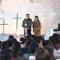 Wali Kota Pematangsiantar Wesly Silalahi, SH., M.Kn., bersama Ketua TP PKK Ny. Liswati Wesly Silalahi, mengikuti Ibadah Perayaan Paskah bersama Aparatur Sipil Negara (ASN) Pemerintah Kota Pematangsiantar di rumah dinas wali kota, Jalan MH Sitorus, Kelurahan Teladan, Kecamatan Siantar Barat, Sabtu (3/5/2025).