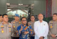 Komisioner Komisi Kepolisian Nasional (Kompolnas), Choirul Anam saat memberikan keterangan pers di Mapolda Sumut, Selasa (6/5/2025), didampingi Kapolda Sumut Irjen Pol Whisnu Hermawan Februanto.