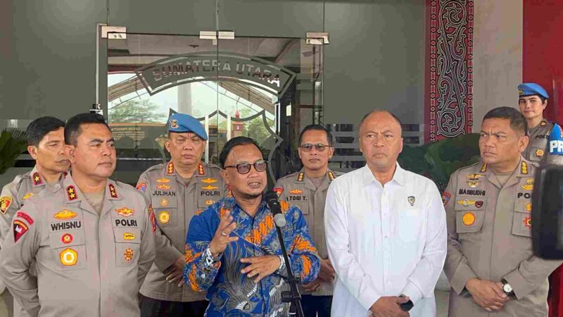 Komisioner Komisi Kepolisian Nasional (Kompolnas), Choirul Anam saat memberikan keterangan pers di Mapolda Sumut, Selasa (6/5/2025), didampingi Kapolda Sumut Irjen Pol Whisnu Hermawan Februanto.