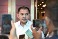 Kepala Dinas Pendidikan Sumut Alexander Sinulingga menjawab pertanyaan wartawan usai acara Konsolidasi Wilayah dan Penandatanganan Pakta Integritas dalam rangka mendukung Sistem Penerimaan Murid Baru (SPMB) Bersih Tahun 2025 Provinsi Sumatera Utara di Hotel Grand Mercure Jalan Sutomo Nomor 1 Medan, Rabu (14/5/2025).