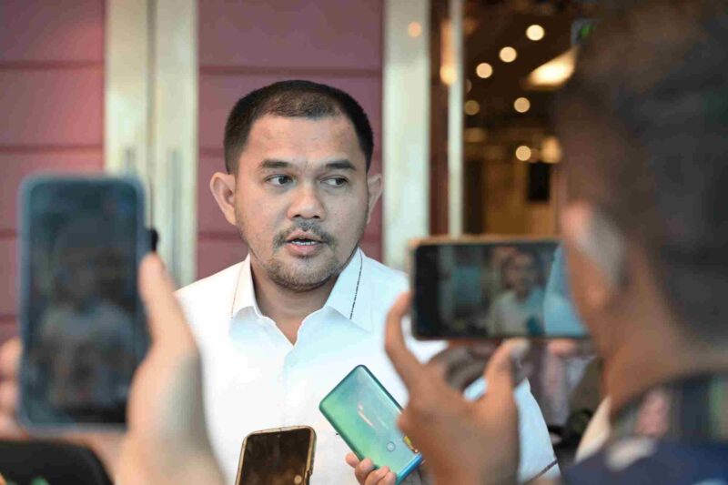 Kepala Dinas Pendidikan Sumut Alexander Sinulingga menjawab pertanyaan wartawan usai acara Konsolidasi Wilayah dan Penandatanganan Pakta Integritas dalam rangka mendukung Sistem Penerimaan Murid Baru (SPMB) Bersih Tahun 2025 Provinsi Sumatera Utara di Hotel Grand Mercure Jalan Sutomo Nomor 1 Medan, Rabu (14/5/2025).