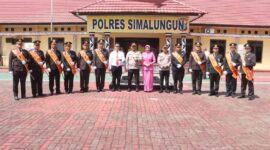 Kapolres Simalungun AKBP Marganda Aritonang, S.H., S.I.K., M.M,. berfoto bersama personel yang memasuki masa purna bhakti di Halaman Mako Polres Simalungun, Jalan Jhon Horailam Saragih, Kecamatan Raya, Jumat (2/5/2025)