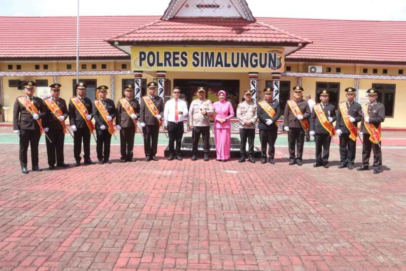 Kapolres Simalungun AKBP Marganda Aritonang, S.H., S.I.K., M.M,. berfoto bersama personel yang memasuki masa purna bhakti di Halaman Mako Polres Simalungun, Jalan Jhon Horailam Saragih, Kecamatan Raya, Jumat (2/5/2025)