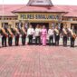Kapolres Simalungun AKBP Marganda Aritonang, S.H., S.I.K., M.M,. berfoto bersama personel yang memasuki masa purna bhakti di Halaman Mako Polres Simalungun, Jalan Jhon Horailam Saragih, Kecamatan Raya, Jumat (2/5/2025)