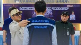 Pemerintah Kota (Pemko) Medan melalui Kecamatan Medan Barat meluncurkan program inovatif APARATUR (Antar Jemput Pelayanan Kecamatan Medan Barat Untuk Warga), Kamis (1/5/2025).