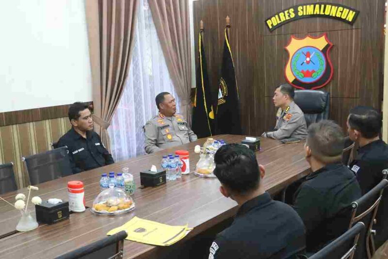 Kepala Bidang Teknologi Informasi dan Komunikasi (Kabid TIK) Polda Sumatera Utara, KOMBES POL Dr. M. Adenan AS, S.H., S.I.K., M.H., melakukan kunjungan kerja ke Polres Simalungun dalam rangka supervisi penggunaan Layanan Call Center 110 Polri, Selasa (6/5/2025).
