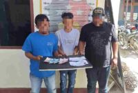 Tiga pria yang diduga melakukan pungutan liar (pungli) terhadap sopir kendaraan di Jalan Simpang Tambang Emas PT Agincourt Resources, Kelurahan Aek Pining, Kecamatan Batangtoru. Penangkapan berlangsung Sabtu (3/5/2025) sekitar pukul 10.00 WIB