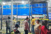 Tim Direktorat Reserse Kriminal Umum (Ditreskrimum) Polda Sumatera Utara memasang Police Line di Food Court Yanglim Plaza, Medan. Rabu malam (30/4/2025).