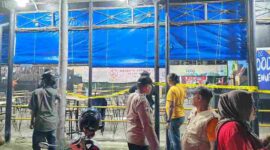 Tim Direktorat Reserse Kriminal Umum (Ditreskrimum) Polda Sumatera Utara memasang Police Line di Food Court Yanglim Plaza, Medan. Rabu malam (30/4/2025). 