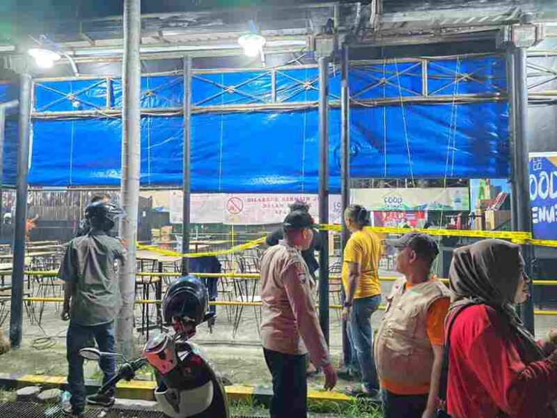 Tim Direktorat Reserse Kriminal Umum (Ditreskrimum) Polda Sumatera Utara memasang Police Line di Food Court Yanglim Plaza, Medan. Rabu malam (30/4/2025). 