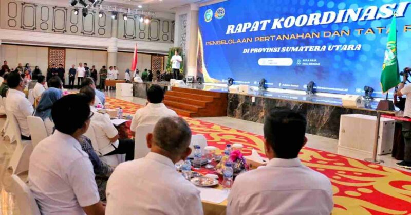 Bupati Simalungun, Anton Achmad Saragih, menghadiri rapat koordinasi (rakor) penyelesaian konflik pertanahan di Sumatera Utara. Rakor ini digelar di Aula Raja Inal Siregar, Kantor Gubernur Sumut, Jalan Diponegoro, Medan, Rabu (7/5/2025)