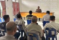 Kapolsek Tanah Jawa, Kompol Asmon Bufitra, S.H., M.H., memimpin kegiatan Analisa dan Evaluasi (Anev) Kinerja Personel pada Selasa (6/5/2025). 