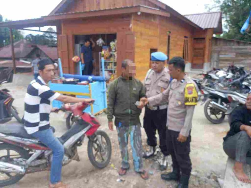 Tiga pria berinisial ARS (38), DHBN (37), dan JHM (53) diamankan polisi karena melakukan pungutan liar (pungli) di Kelurahan Pasar Sipagimbar, Kecamatan SD Hole, Tapanuli Selatan. Jumat (2/5/2025)
