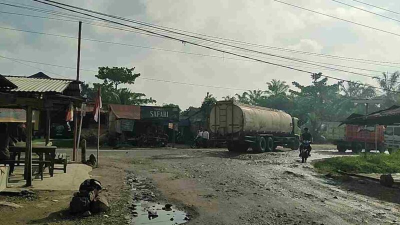 Warga Desa Sei Tampang, Kecamatan Bilah Hilir, Kabupaten Labuhanbatu, kembali menggelar aksi protes dengan menghadang truk tangki pengangkut CPO milik PT Hari Sawit Jaya (HSJ), Selasa (6/5/2025).