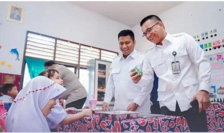 Wakil Wali Kota Medan, H. Zakiyuddin Harahap, menghadiri peluncuran Satuan Pelayanan Pemenuhan Gizi (SPPG) yang digagas Yayasan Kemala Bhayangkari (YKB) Polrestabes Medan di Jalan Kapten Mohammad Jamil Lubis, Jumat (2/5/2025)