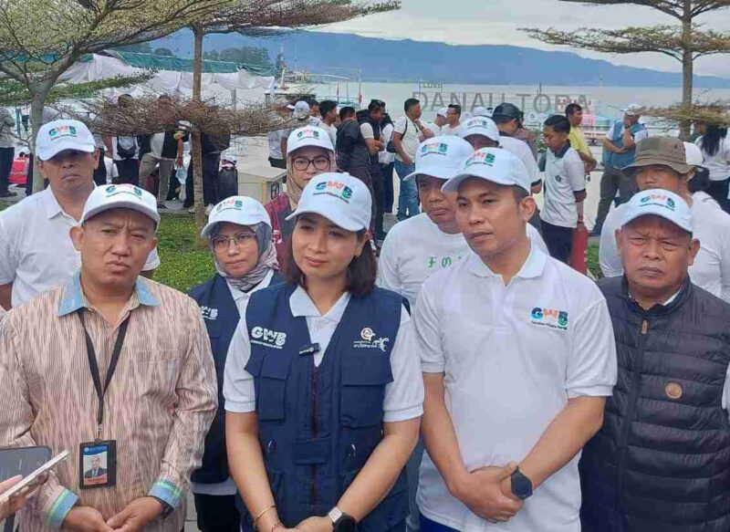 Wakil Menteri Pariwisata Republik Indonesia, Ni Luh Enik Ermawati eresmikan Gerakan Wisata Bersih di kawasan wisata Pantai Bebas, Parapat, Kecamatan Girsang Sipangan Bolon, Kabupaten Simalungun pada Senin (05/05/2025)