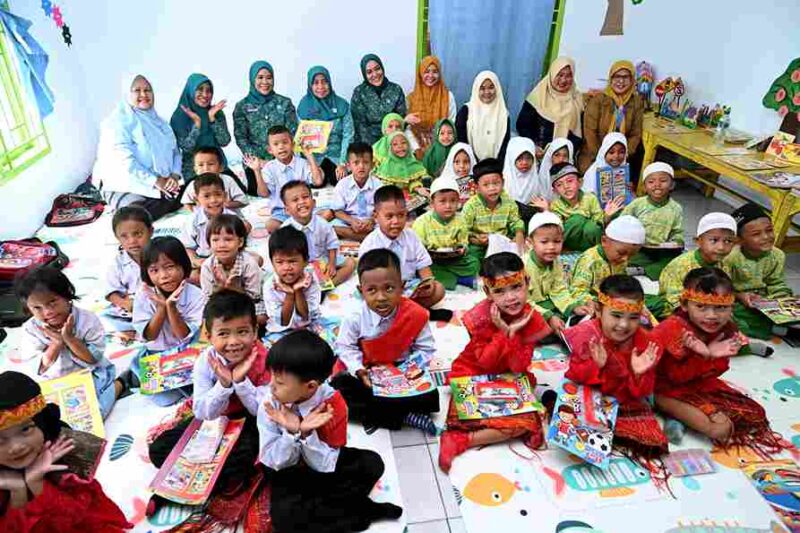 Wakil Ketua Tim Pembina (TP) Posyandu Provinsi Sumatera Utara (Sumut), Titiek Sugiharti Surya, melakukan kunjungan ke dua Posyandu dan sekolah Pendidikan Anak Usia Dini (PAUD) di Kabupaten Sergai, pada Senin (26/5)