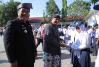 Bupati Asahan Taufik Zainal Abidin, S.Sos., M.Si., dan Wakil Bupati Asahan, Rianto, S.H., M.A.P., saat menyerahkan secara simbolis buku rekening Program Indonesia Pintar (PIP) kepada 75 siswa penerima manfaat. Jumat, (02/05/2025)