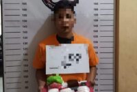 RH alias Reza (33), warga Dusun 14, Desa Perkebunan Ajamu, Kecamatan Panai Hulu saat diamankan oleh petugas Polres Labuhan Batu, Sabtu malam, (03/05/2025)