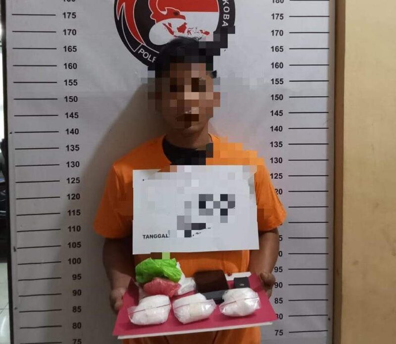 RH alias Reza (33), warga Dusun 14, Desa Perkebunan Ajamu, Kecamatan Panai Hulu saat diamankan oleh petugas Polres Labuhan Batu, Sabtu malam, (03/05/2025)