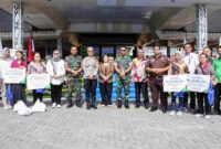 Kapolres Pematangsiantar AKBP Sah Udur Togi Marito Sitinjak, Dandim 0207/Simalungun Letkol Inf Slamet Faojan, Ketua PN Pematangsiantar Rinto Leoni Manullang, anggota DPRD Alfonso Sinaga, unsur Forkopimda, pengurus Apindo, TP PKK, serta pimpinan OPD dan perwakilan seluruh serikat buruh foto bersama di Lapangan 
 adam malik, Pematangsiantar. Kamis,(01/05/2025)