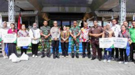Kapolres Pematangsiantar AKBP Sah Udur Togi Marito Sitinjak, Dandim 0207/Simalungun Letkol Inf Slamet Faojan, Ketua PN Pematangsiantar Rinto Leoni Manullang, anggota DPRD Alfonso Sinaga, unsur Forkopimda, pengurus Apindo, TP PKK, serta pimpinan OPD dan perwakilan seluruh serikat buruh foto bersama di Lapangan 
 adam malik, Pematangsiantar. Kamis,(01/05/2025)