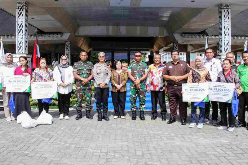 Kapolres Pematangsiantar AKBP Sah Udur Togi Marito Sitinjak, Dandim 0207/Simalungun Letkol Inf Slamet Faojan, Ketua PN Pematangsiantar Rinto Leoni Manullang, anggota DPRD Alfonso Sinaga, unsur Forkopimda, pengurus Apindo, TP PKK, serta pimpinan OPD dan perwakilan seluruh serikat buruh foto bersama di Lapangan 
 adam malik, Pematangsiantar. Kamis,(01/05/2025)