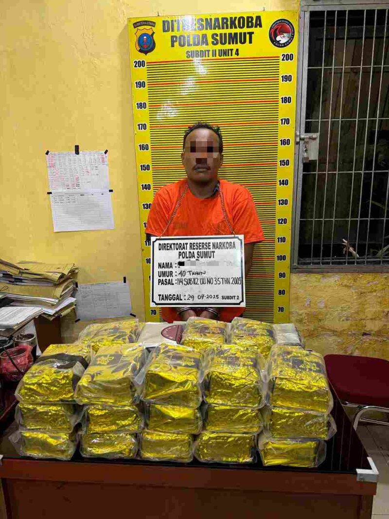 TF (47), warga asal Aceh yang ditangkap oleh Tim Direktorat Reserse Narkoba Poldasu dan menyita 39 kilogram sabu siap edar, mesin vacuum press, ratusan bungkus kopi kosong, serta beberapa alat komunikasi.(28/04/2025).