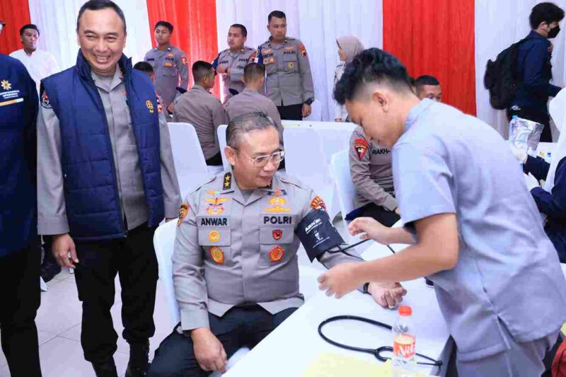 Asisten Kapolri Bidang SDM Irjen Pol. Anwar, S.I.K., M.Si. saat melaksanakan cek tensi di Gedung Serbaguna Akademi Kepolisian (Akpol), Semarang, Jawa Tengah, Selasa (6/5/2025).