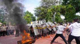 Polres Langkat menggelar peragaan Dalmas di Lapangan Jananuraga, Rabu pagi, (30/04/2025)