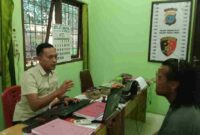 pria pelaku pungutan liar (pungli) yang meresahkan para pengendara di kawasan Simpang Medan, Jalan Imam Bonjol, Kota Tebing Tinggi, pada Senin (5/5/2025).