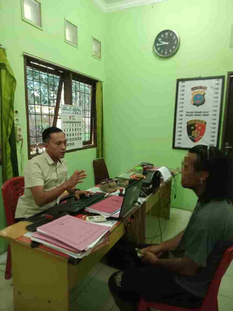 pria pelaku pungutan liar (pungli) yang meresahkan para pengendara di kawasan Simpang Medan, Jalan Imam Bonjol, Kota Tebing Tinggi, pada Senin (5/5/2025).