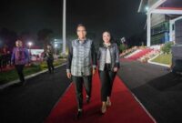 Wali Kota Medan, Rico Tri Putra Bayu Waas, mengenakan batik khas buatan UMKM lokal saat menghadiri Gala Dinner Musyawarah Komisariat Wilayah (Muskomwil) I APEKSI di halaman Rumah Dinas Wali Kota Bukittinggi, Provinsi Sumatera Barat. Selasa (29/4/2025). Ia hadir bersama Ketua TP PKK Kota Medan, Airin Rico Waas.