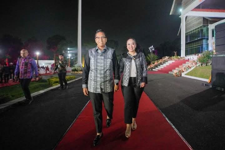 Wali Kota Medan, Rico Tri Putra Bayu Waas, mengenakan batik khas buatan UMKM lokal saat menghadiri Gala Dinner Musyawarah Komisariat Wilayah (Muskomwil) I APEKSI di halaman Rumah Dinas Wali Kota Bukittinggi, Provinsi Sumatera Barat. Selasa (29/4/2025). Ia hadir bersama Ketua TP PKK Kota Medan, Airin Rico Waas.