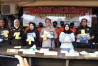 Polres Asahan melaksanakan Konferensi Pers atas penangkapan Pengedar Kokain 991 Gram di Aula Mapolres pada Minggu (20/4/2025).