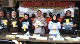 Polres Asahan melaksanakan Konferensi Pers atas penangkapan Pengedar Kokain 991 Gram di Aula Mapolres pada Minggu (20/4/2025).