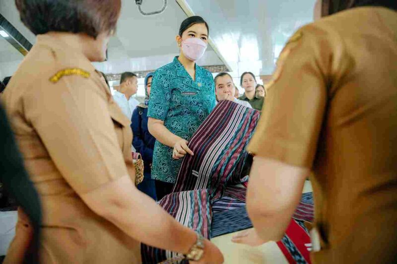 Kahiyang Ayu saat melakukan kegiatan supervisi ke TP PKK Dairi. Selasa (3/6), di Gedung Balai Budaya Kabupaten Dairi.