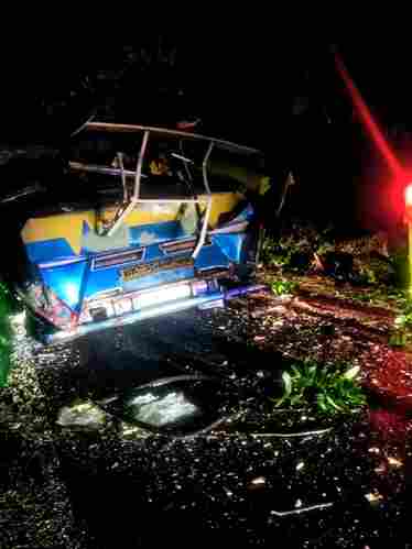  angkutan desa (angdes) merek Serigala dengan nomor polisi BK 1569 WV tertimpa pohon tumbang di Jalan Asahan, tepat di depan Makorem 0207/Simalungun, Rabu (18/6/2025) sekitar pukul 18.50 WIB.