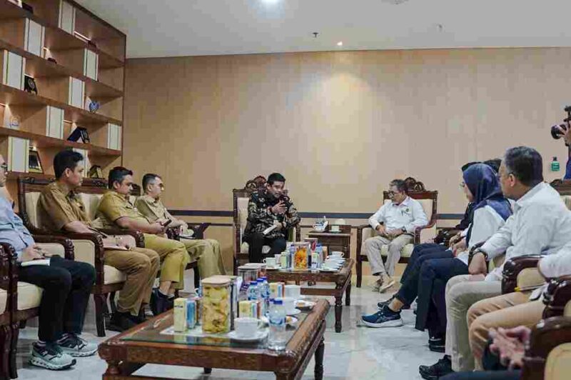 Gubernur Sumatera Utara (Sumut) Muhammad Bobby Afif Nasution menerima kunjungan Satu Kerja Khusus Pelaksana Kegiatan Usaha Hulu Minyak dan Gas Bumi (SKK Migas) Perwakilan Sumatera Bagian Utara (Sumbagut) di ruang kerja, Kantor Gubernur Sumut, Jalan Pangeran Diponegoro Nomor 30 Medan, Selasa (3/6).